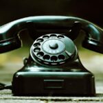 A fotón egy régi telefon. Abból a korból, mikor még kevés családnak volt.