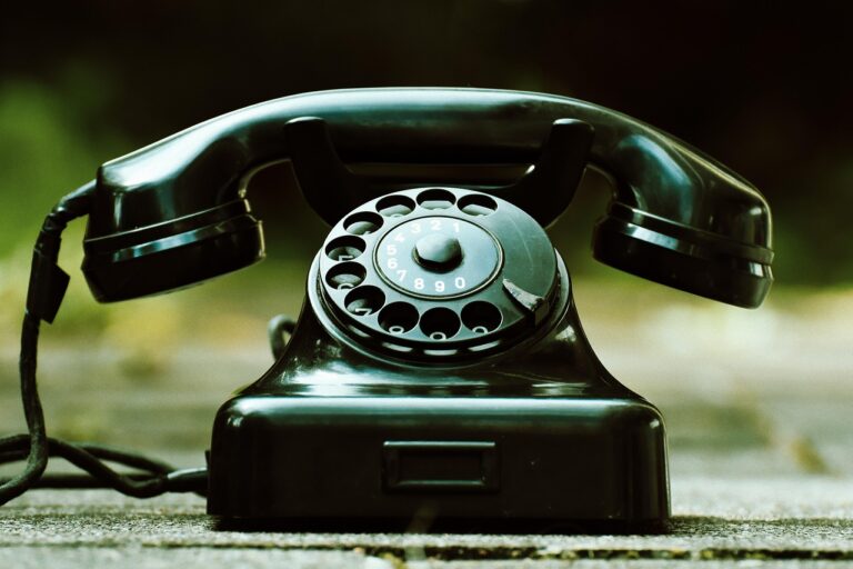 A fotón egy régi telefon. Abból a korból, mikor még kevés családnak volt.