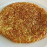 Egy tányéron átpirított rösztit látunk.