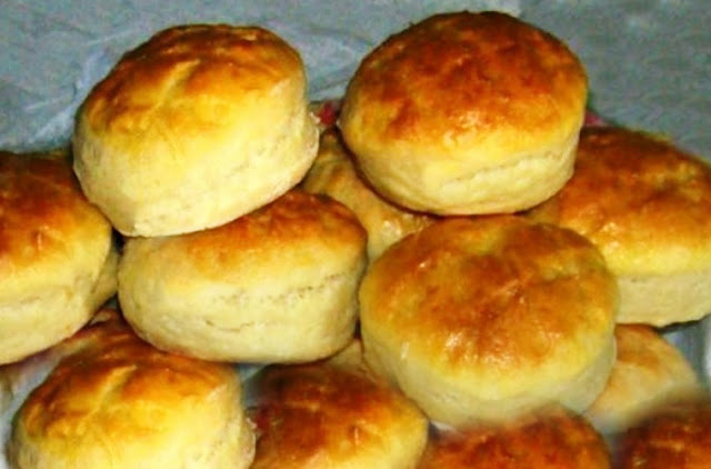 A krumplis pogácsa puhább, lazább mint a többi, illata igazán különleges, és színe is más.
