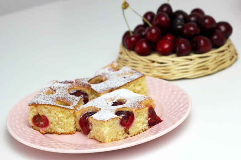 A bögrés cseresznyés pite egyszerűen elkészíthető, csodás sütemény