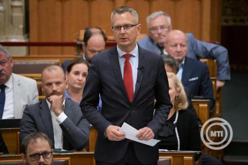 Rétvári Bence petíciót indított