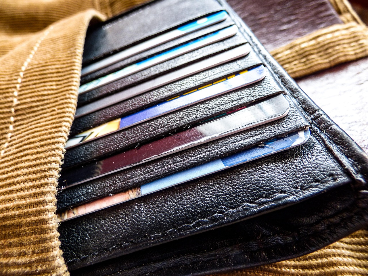 egy bankszámla, vagy előfizetéses telefon más néven való használata nem biztonságos