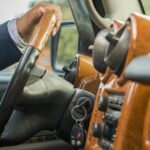 az újgazdag szindróma abból áll, hogy már az anyagiak az elsők, az emberi kapcsolatok lazábbak lesznek